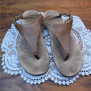 Vionic Kirra Leather Thong Sandal Tan Caramel Gold Tone Buckle 8.5 FLAW